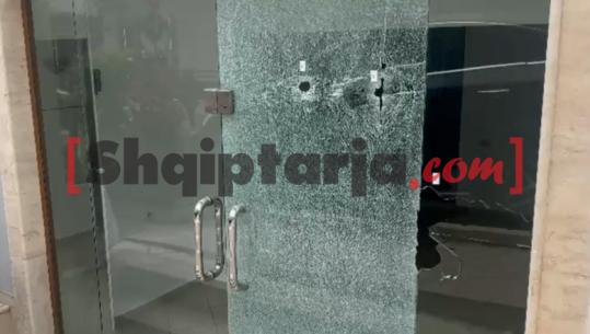 Report Tv sjell pamjet, xhami i lokalit ku ishte ulur ‘Tani i Rruzhdiut’ bëhet shoshë nga plumbat (VIDEO)