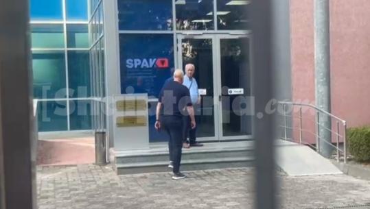 Balluku dyshohet se fshehu dy vila në emër të tij, Igli Tare paraqitet sërish në SPAK (VIDEO)