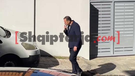 Pas kontrolleve në shtëpi, Ilir Proda merret në pyetje në SPAK! Pasi del Prokuroria e Posaçme, shfaqet duke pirë cigare (VIDEO)