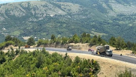 Drejt përfundimit rruga Berat-Ballaban, vijojnë punimet për shtrimin e asfaltit dhe vendosjen e sinjalistikës e barrierave