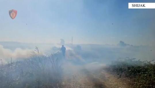 Ndezi zjarr në parcelën e tij në Shijak, flakët u përhapën në tokat përreth, arrestohet 46-vjeçar