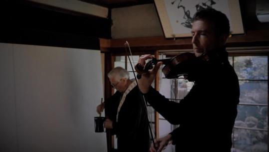 “The bow and the brush”, dokumentari i Papavramit në Tiranë! Violinisti virtuoz, një udhëtim artistik me murgun budist