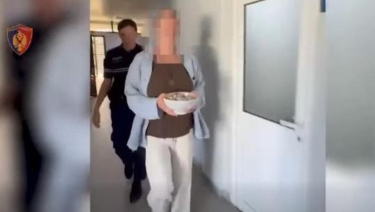 Kërcënoi me thikë 50 vjeçaren gjermane te Liqeni Artificial dhe i grabiti çantën, arrestohet 41-vjeçari në Tiranë