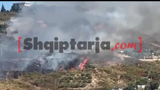 Zjarr në zonën mbi Spitalin Rajonal të Vlorës, flakët e favorizuara nga banesat u afrohen banesave (VIDEO)