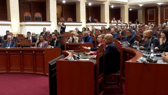Mazhoranca voton procesverbalin e Kuvendit, opozita u bie tavolinave