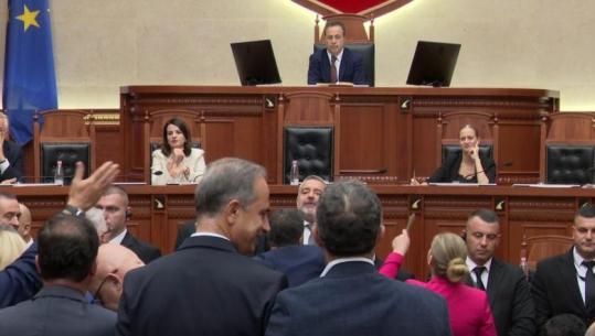 Kuvend/ PS rrëzon kërkesën e PD për debat për arrestin ndaj kreut të SHISH! Opozita rrethon foltoren, 10 minuta pushim