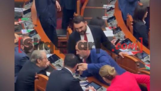 Ulsi Manja ‘kalon’ te opozita, bisedon me Berishën