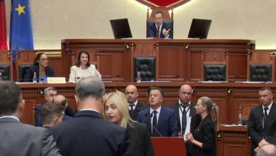 Debate për kreun e SHISH në Kuvend, PD mban foltoren të bllokuar, nuk lejon ministren Ismaili të flasë