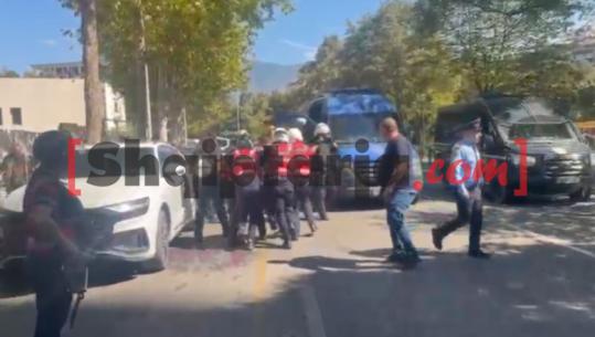 Protestuesit tentojnë të bllokojnë rrugët, policia ndërhyn për t’i shpërndarë! Gurë drejt efektivëve, disa të shoqëruar