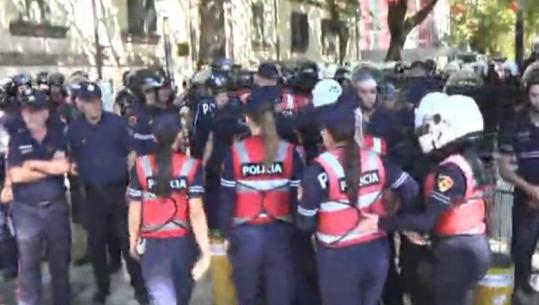 Pas përplasjeve pranë selisë PD, protestuesit zhvendosen te ministria e Brendshme