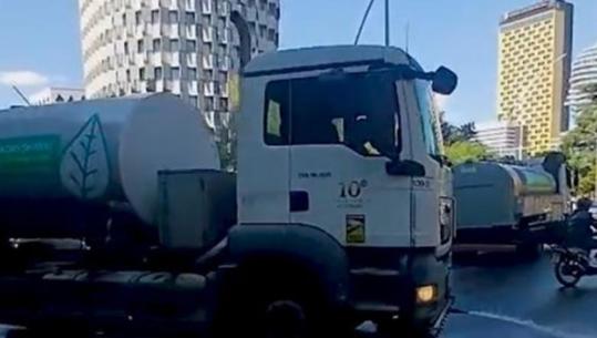 Bashkia e Tiranës nis pastrimin dhe larjen e rrugëve, në terren flota e autoboteve