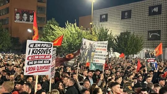 Kosovë/ ‘Jo në emrin tim’,qytetarët sërish protestë në mbështetje të ish krerëve të UÇK-së! Mbajnë edhe një minutë heshtje për 3-vjetorin e sulmit në Banjskë