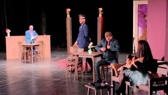 Komedia ‘E Zonja e Bujtinës’ në skenen e teatrit ‘Bylis’, vepra e Carlo Goldonit vihet në skenë nga aktorët e rinj