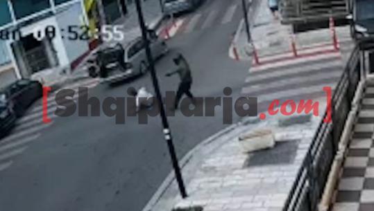 Report Tv siguron videon e eliminimit të Tanit të Ruzhdiut në Sarandë! 44-vjeçari ia mbath pasi qëllohet, autori me skafandër i vihet pas dhe i shkrep armën në kokë