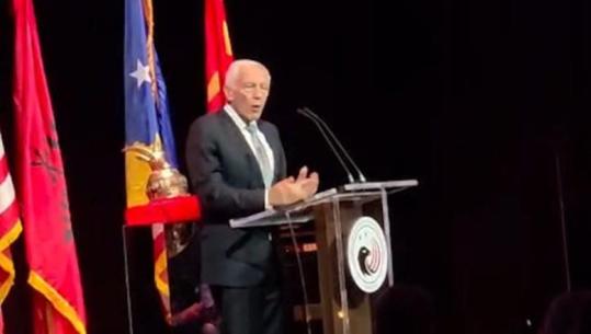 Wesley Clark: Kudo që shkoj ka shqiptarë që më qerasin, ndihem si pjesë e familjes!