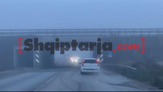 VIDEO/ Mjegulla e dendur mbulon Krujën, shikueshmëri e ulët në rrugë
