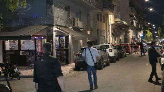 Athinë/ Breshëri plumbash ndaj lokalit të shqiptarit, plagoset vajza e tij 10-vjeçare! 4 autorët djegin makinën pas sulmit