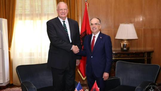 Eric Wendt nis misionin si ambasador i SHBA-së në Shqipëri, i dorëzon letrat kredenciale Begajt! Prioritet lufta kundër korrupsionit dhe krimit (VIDEO)