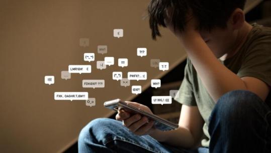 AI, ‘arma’ e re e bullizmit online ndaj fëmijëve! Foto të manipuluara për shantazh, më të rrezikuarit 13-17 vjeçarët! Mbi 7 mijë telefonata për ndihmë në 9 muaj