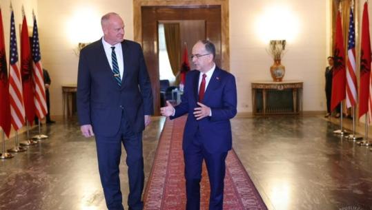 Eric Wendt nis misionin në Tiranë, Ambasada e SHBA: Do çojë para prioritetet e Trump, përfshi luftën kundër grupeve kriminale