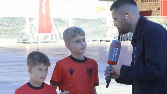 Ndeshja Shqipëri-Bjellorusi/ Tifozët e vegjël për Report Tv: Fitojmë 2-1, presim të shënojë Manaj dhe Asllani! E ndjekim shumë Kombëtaren