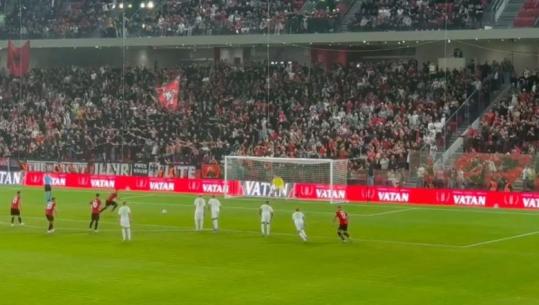 Shqipëria shkund rrjetën në 'Air Albania', Asllani i shënon me penallti Bjellorusisë! Atmosferë 'e zjarrtë' në stadium! Tifozat kuqezi 'protestë' kundër vendimit të Hagës për 4 ish-krerët e UÇK
