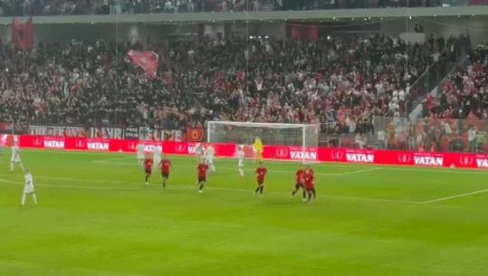 Kristjan Asllani ndëshkon Bjellorusinë nga pika e bardhë e penalltisë, momenti i golit! Tifozët kuqezi shpërthejnë në festë (VIDEO)