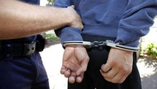 Po transportonte 5 emigrantë drejt Tiranës kundrejt parave, arrestohet një person në Maliq! I sekuestrohet 'Audi' dhe telefonat