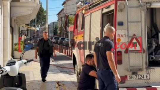 Zjarr në qendër të qytetit, flakët përfshijnë çatinë e një hoteli