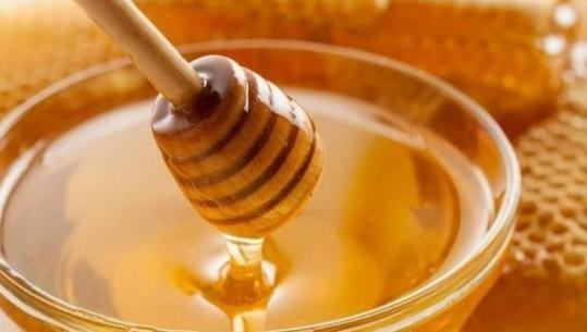 Forcon imunitetin, arsyet përse duhet të hani një lugë mjaltë përpara gjumit