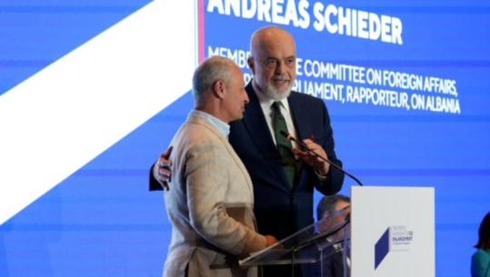 'Kam takim me gjermanin, më duhet të iki', Rama 'ndërpret' fjalimin e Schieder, eurodeputeti ia kthen me batutë: Mos ua përmend Greqinë sot se humbën