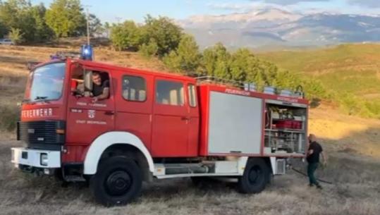 Zjarr në Karicë të Matit, flakët përhapen nga livadhi në pyllin me dushqe, zjarrfikësit në terren
