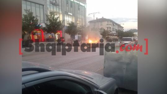 Elbasan/ Një makinë përfshihet nga flakët në qendër të qytetit