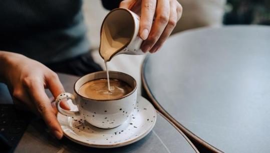 Kapuçino, makiato apo kafe me qumësht? Ja si ndikojnë te tretja dhe fryrja e barkut