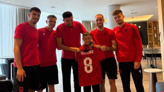 Futbolli më shumë se një lojë! Historia e Jonit me Kombëtaren, si djemtë kuqezi e ndihmuan të mposhte sëmundjen