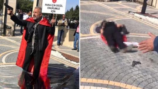 Nuk i mjaftonte pensioni, ish-polici i jep fund jetës mes protestës në Ankara! Mediat: Sapo ishte bërë gjysh, nuk i blinte dot nipit dhuratën prej ari