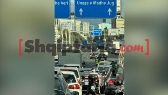 Trafik i rënduar në aksin Durrës-Tiranë, radhë kilometrike mjetesh! Polici bllokon fluksin e makinave në autostradë