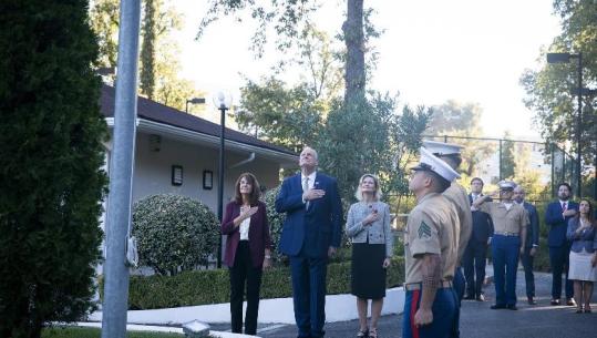 Ambasadori i ri amerikan nisi misionin në Tiranë, trupa e marinsave të SHBA ngre flamurin amerikan në rezidencën zyrtare