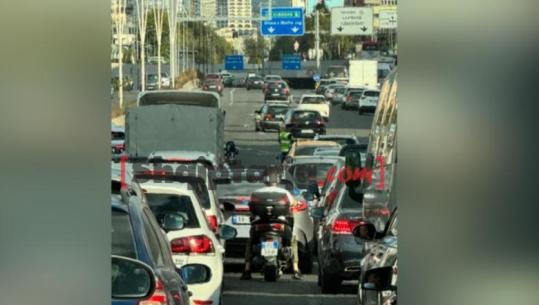 FOTO/ Trafik i çmendur në aksin Durrës-Tiranë, radhë kilometrike mjetesh në hyrje të kryeqytetit...dhe një polic që bllokon fluksin nga autostrada!