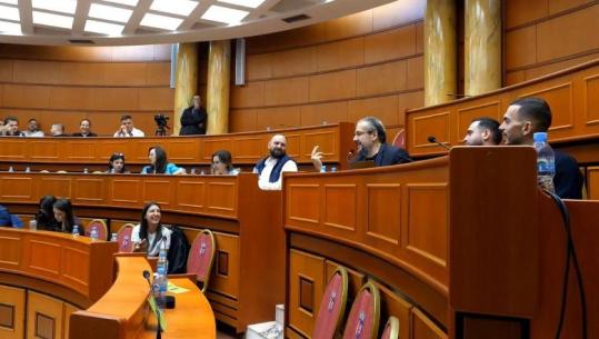 'Kam një dilemë, do çohem në këmbë'- Valteri batuta me Telitin në Këshillin e Tiranës: Hajde na e trego, hapju shoqnis!
