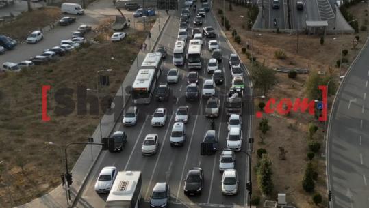 Trafik i çmendur në aksin Durrës-Tiranë, radhë kilometrike mjetesh në hyrje të kryeqytetit...dhe një polic që bllokon fluksin nga autostrada!