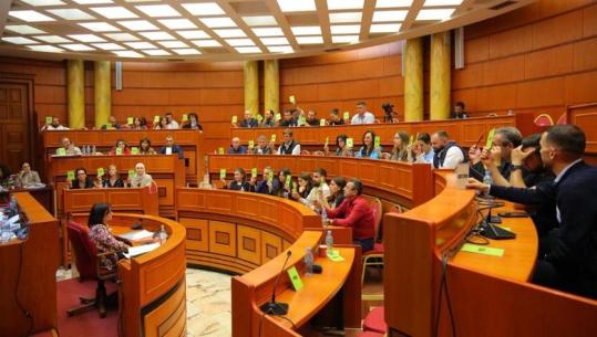 PS dhe PD bëhen bashkë në Këshillin e Tiranës, miratohet propozimi i kryebashkiakut Veliaj për shpalljen 'qytetar nderi' të 4 ish-krerëve të UÇK
