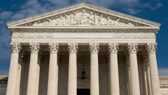 Gjykata Supreme lejon Trumpin të rifillojë dëbimet e emigrantëve nga vendet e treta