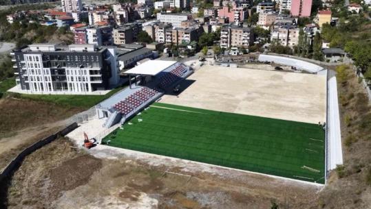 Thuajse gati për tifozët e futbollistët, stadiumi ‘Myslim Koçi’ në Gramsh drejt përfundimit, vijon shtrimi i tapetit të fushës (VIDEO)
