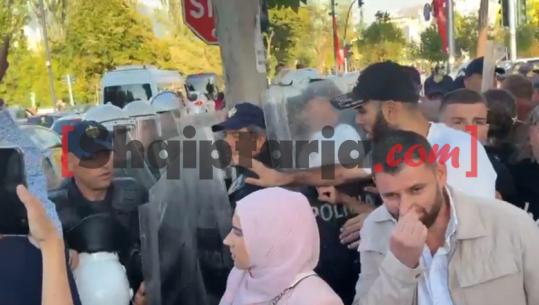 Von der Leyen në Tiranë, protestë tek bulevardi pranë Kryeministrisë! Përplasje me policinë