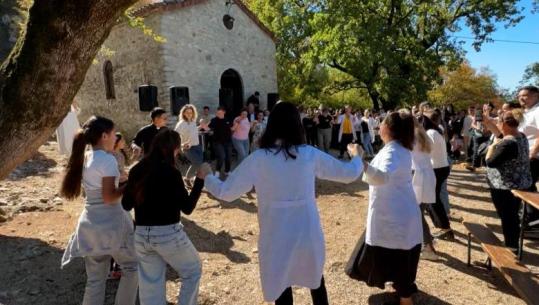 Bashkëjetesa fetare/ Në Malbardhë të Kurbinit, me 90 për qind popullsi myslimane kremtohet festa katolike e Shën Mëhillit