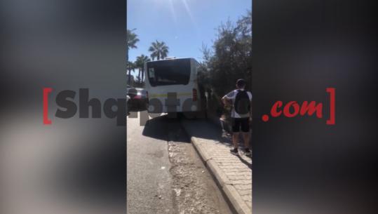 Autobuzi i linjës Vorë-Tiranë përplaset me bordurën dhe ndalet mbi trotuar! Nuk ka të lënduar