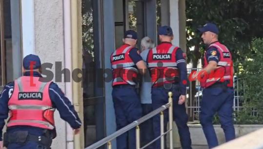 Ngacmonte nxënësen me mesazhe seksuale, Gjykata e Fierit lë në burg mësuesin 60-vjeçar