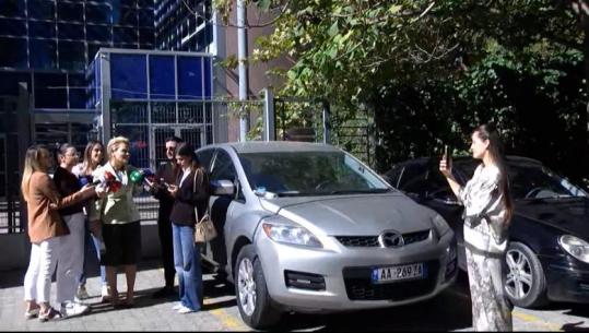 VIDEOLAJM/ ‘Dita e gjykimit do të vijë edhe për ju’, protestuesja përplaset me Kryemadhin: S’kam firmosur asnjëherë bordero, më vjen keq që kam votuar ca ligje