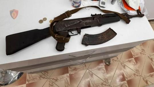 Kanosi me kallashnikov një 69-vjeçar pas një konflikti, arrestohet 36-vjeçari në Durrës! Iu gjet arma në banesë
